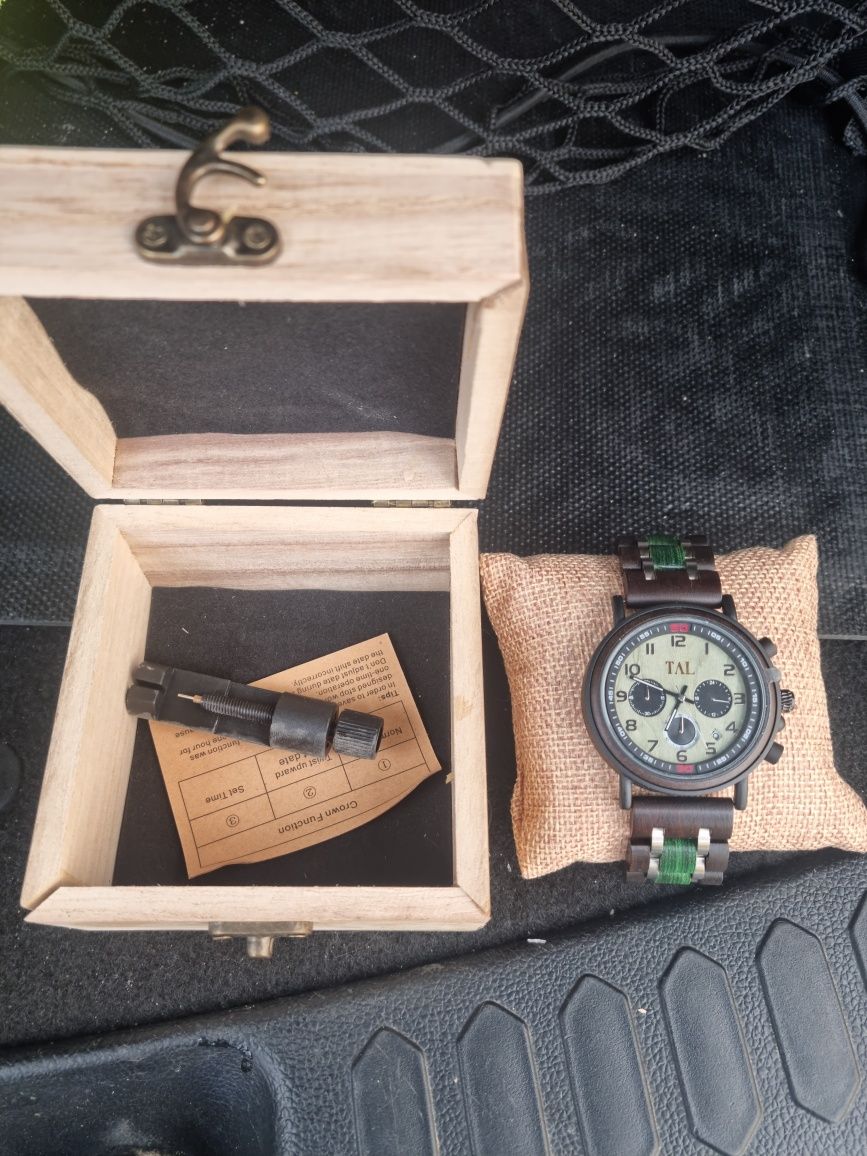 Продаю часы новые из деревянного браслета