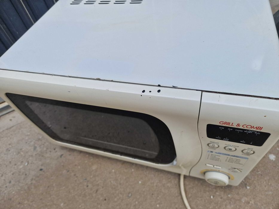 Vand cuptor cu microunde  stare buna de functionare doar 99on