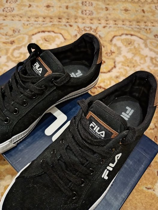 Vând o Pereche de Tenes FILA