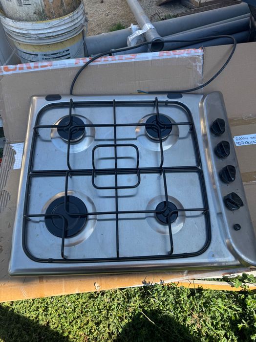 Chiuvete bucătărie și baie,plita pe gaz,suporți prosop,Aspirator