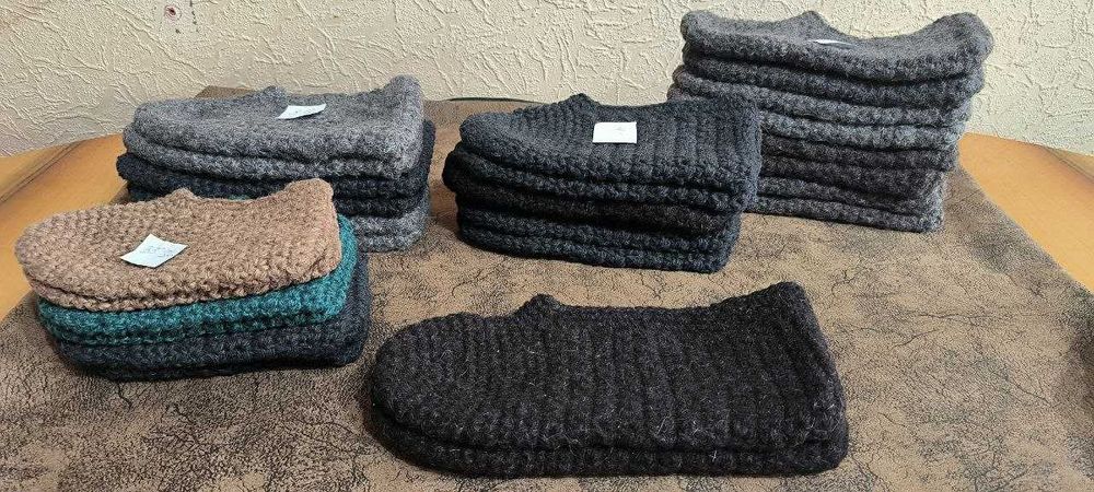 Продаются вязаные тапочки , стельки .