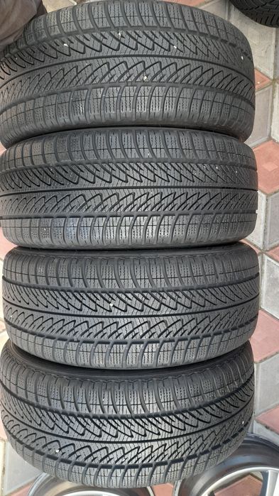 Vand 4 anvelope de iarna 215 45 r17 GOODYEAR foarte bune