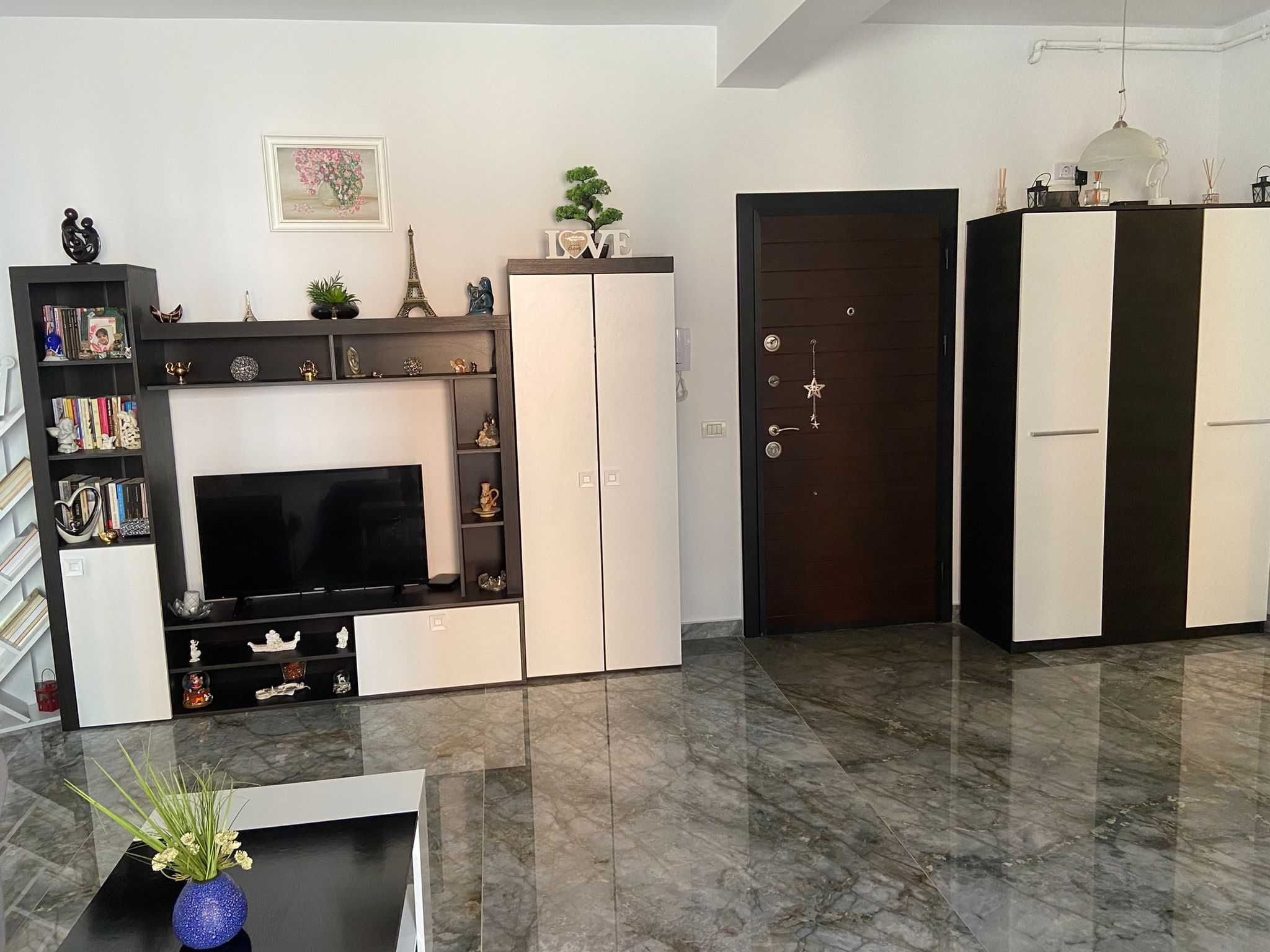 Inchiriez apartment cu 2 camere.