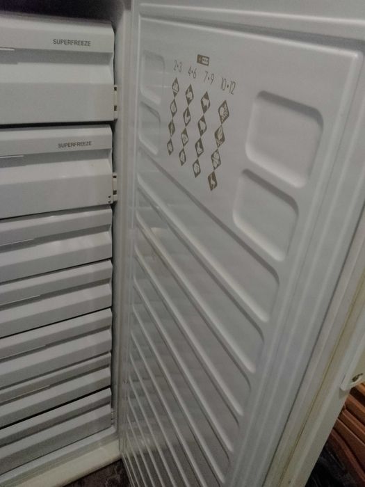 Продавам фризер 7 чекмеджета 140 висок работещ в прекрасно състояние