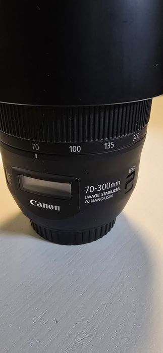 Vând aparat foto Canon EOS - 250D + accesorii