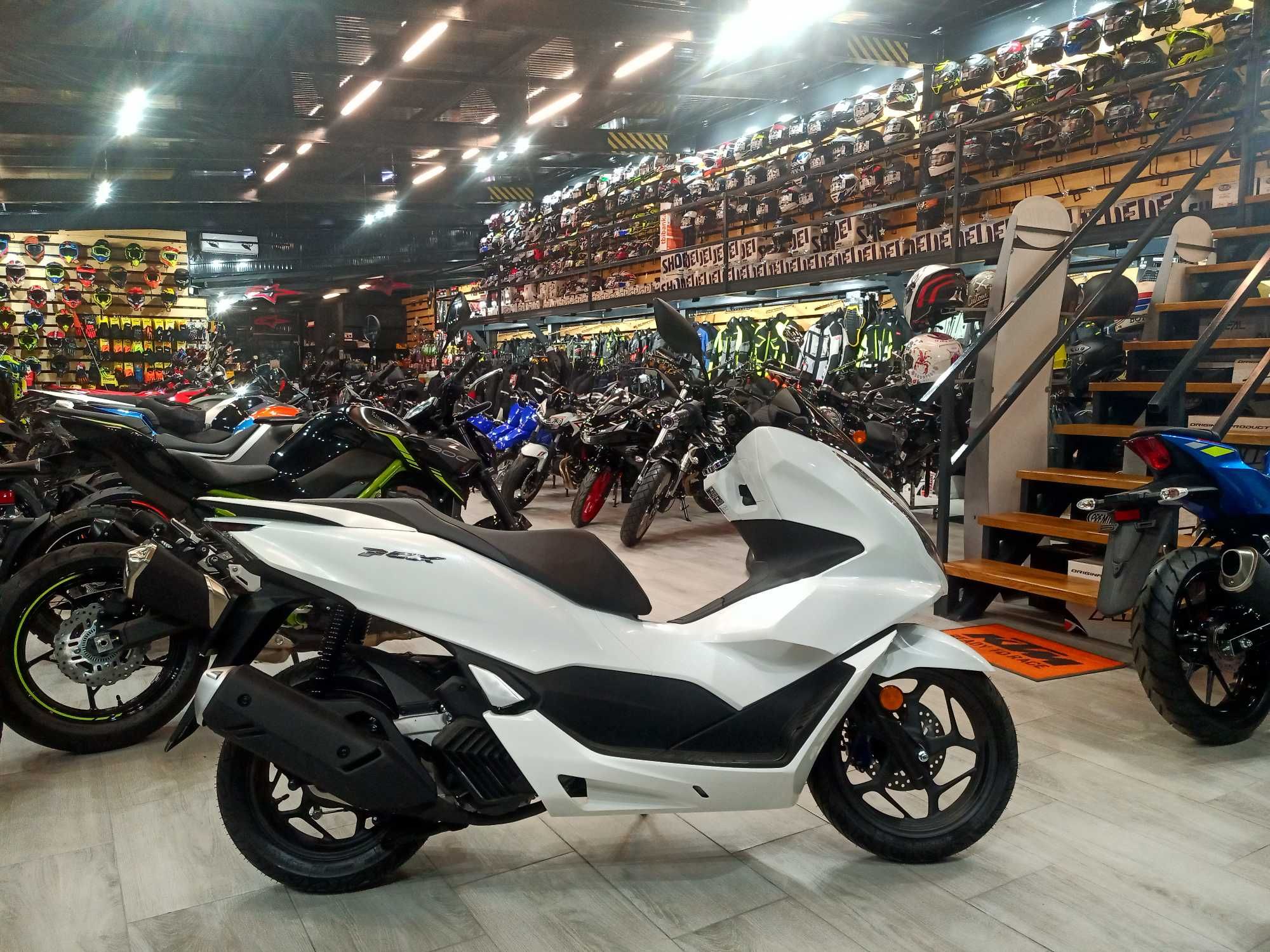 Honda PCX 125 nou 0km-se conduce cu B- stoc EST BIKE Campina