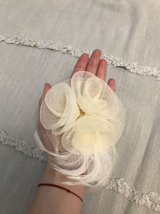 Diadema/floare modernă de pus in par