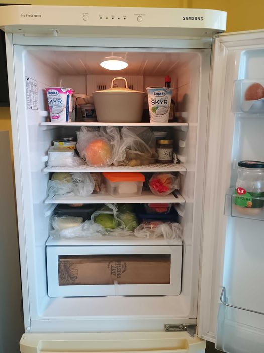 Продавам работещ и запазен хладилник с фризер Samsung