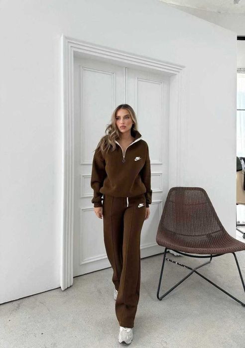 Дамски ватирани 
екипи
Триконечна вата
Бродирано лого