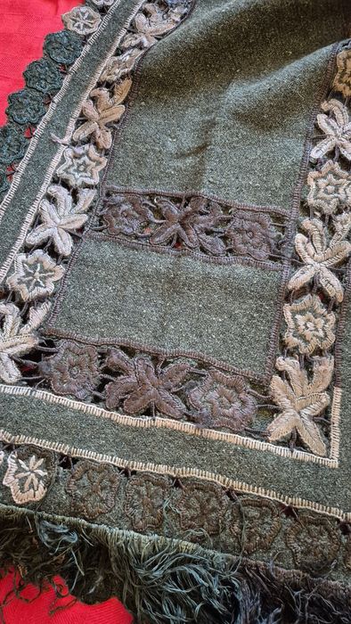 Soarte vechi din lana si broderie sparta, cusute cu matase