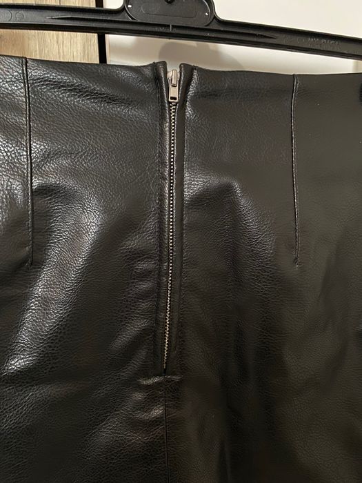 Чисто нова черна кожена пола в размер 34 hm