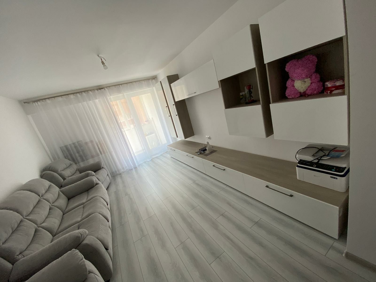 Vând apartament cu 3 cam str înfrățiri.lux modern mobilat utilat