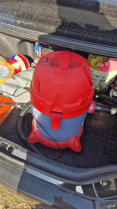 Пылесос с водиным контейнером