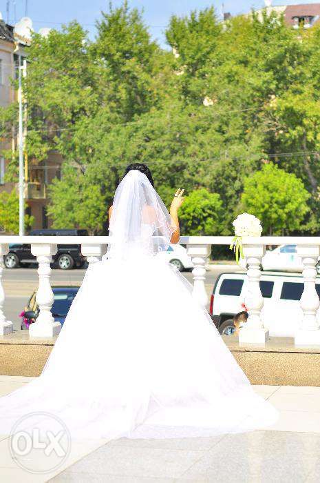 Продам пышное, белое свадебное платье вышитое жемчугом, со шлейфом