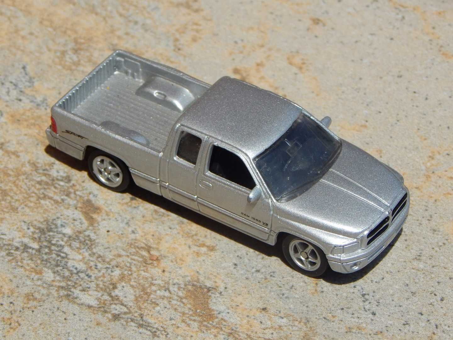 Macheta camioneta pickup Dodge RAM 1500 V8 Sport sc 1:60 2002