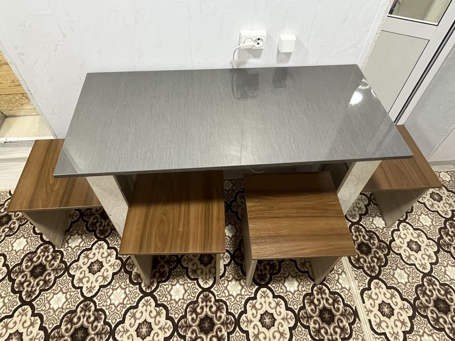 Стол ва 4 та табуретка сотилади