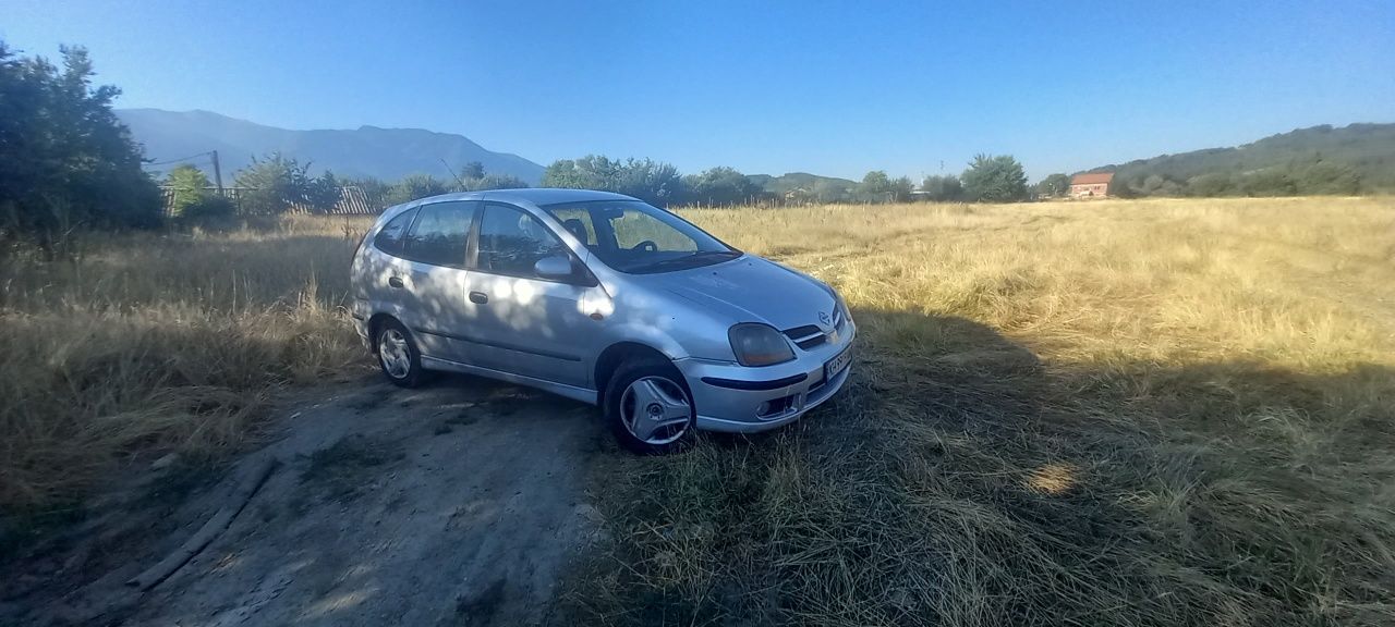 Продавам Нисан Алмера Тино