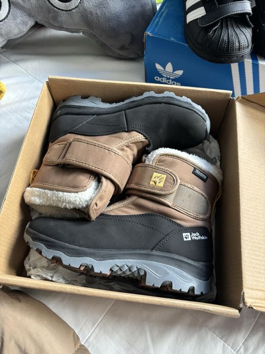 Яке Zara и боти Jack Wolfskin 33 номер