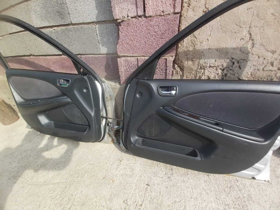 дверные обшивки на toyota avensis 2000 г.