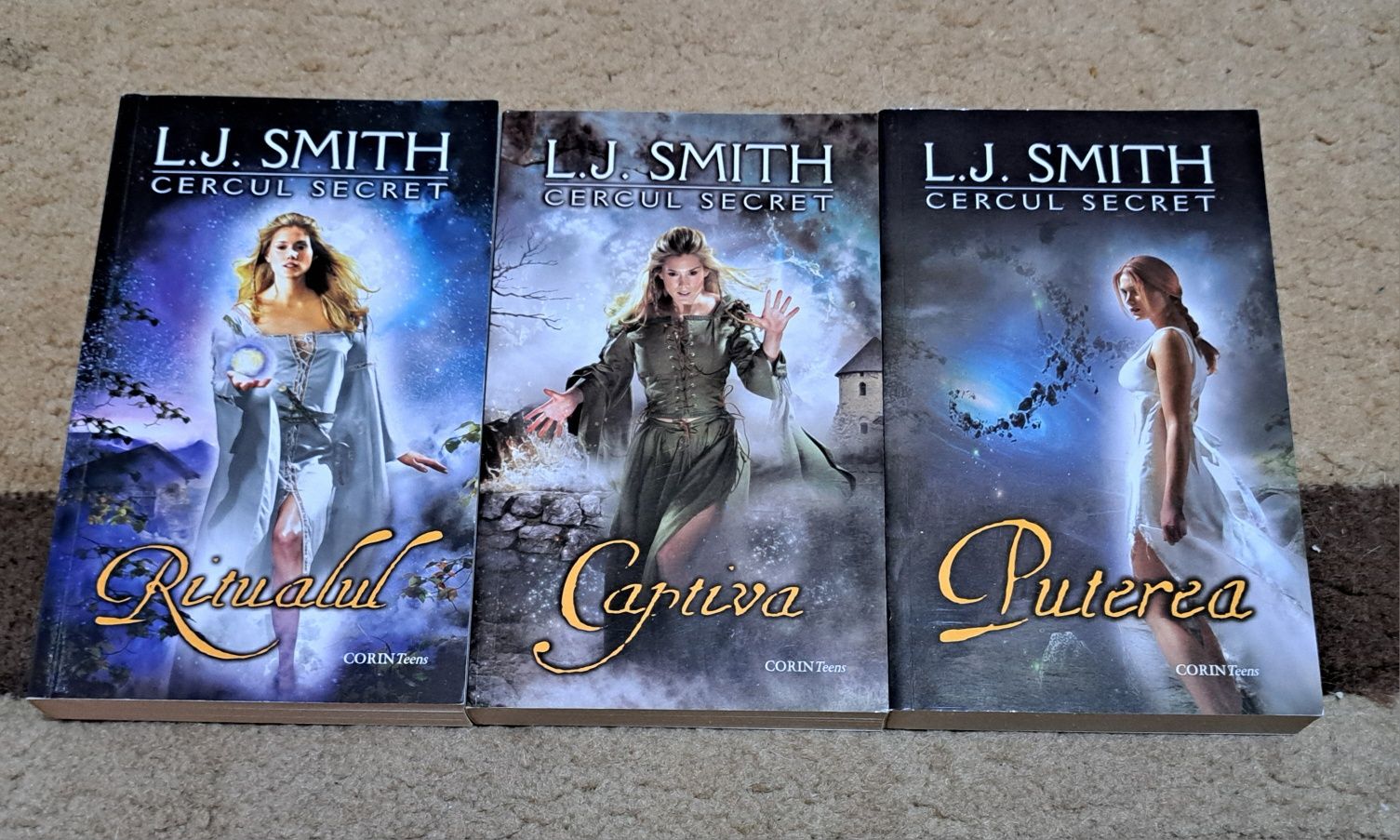 Vand carti din seria Cercul Secret L.J. Smith (vol 1-3), cotoare color