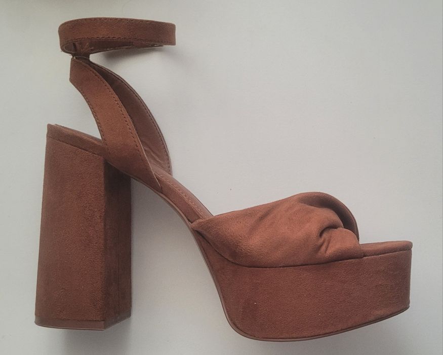 Сандали на висок ток