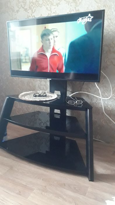 Стеклянный шкаф под телевизор