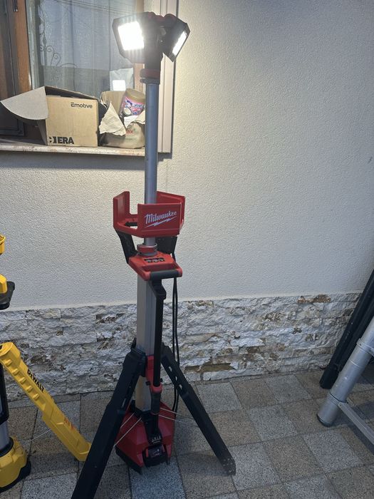 Milwaukee turn led di dewalt lumini led