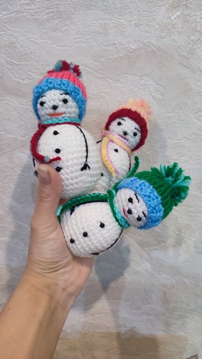 Новогодние снеговики вязанные. Ручная работа.