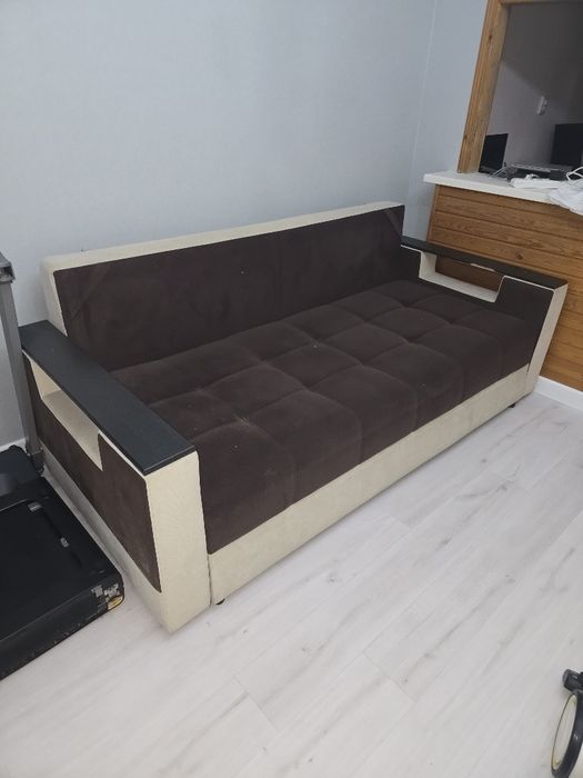 Диван бывший в употребление