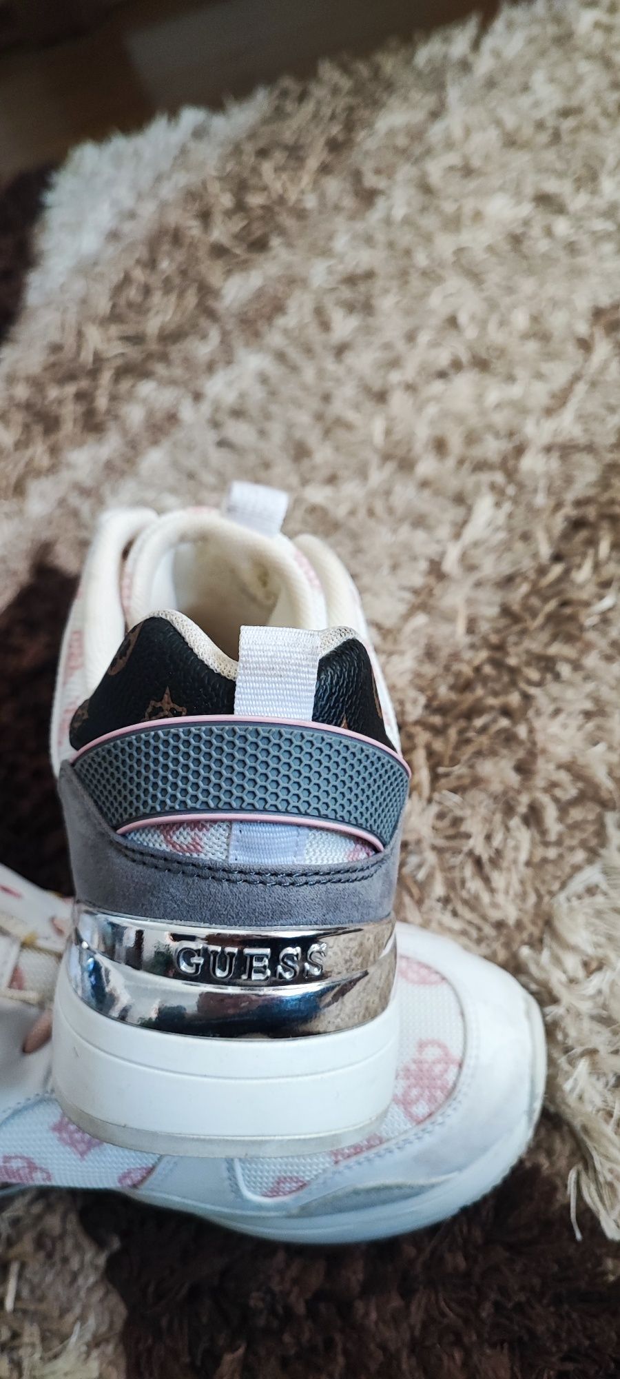 Оригинални сникърси на Guess