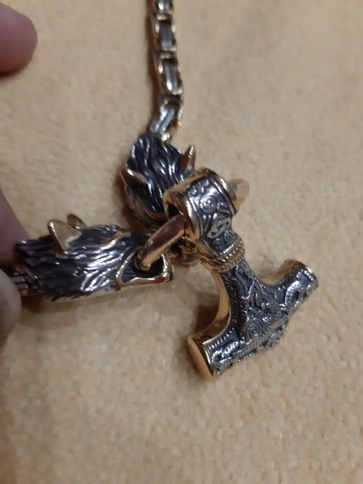 Colier Viking din mitologia nordica cu lup si ciocanul lui Thor
