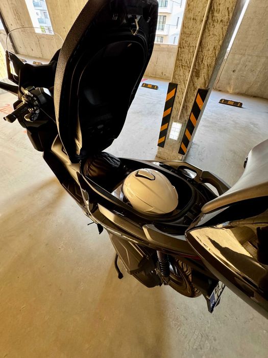 Honda Forza 350 (2024) – 3.400 km, stare impecabilă