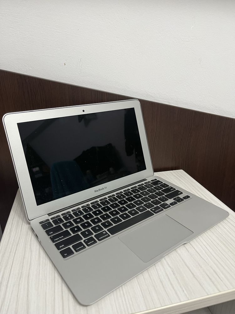 Macbook 11 inch i5