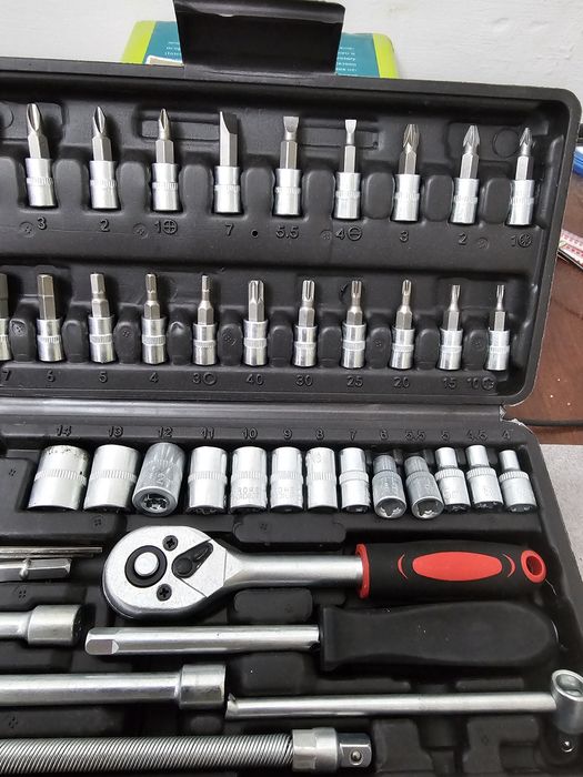 Продам слесарный набор 46 пр.
