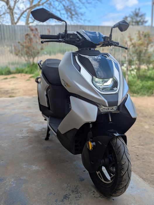 Scuter electric CF moto Zeeho AE8S+