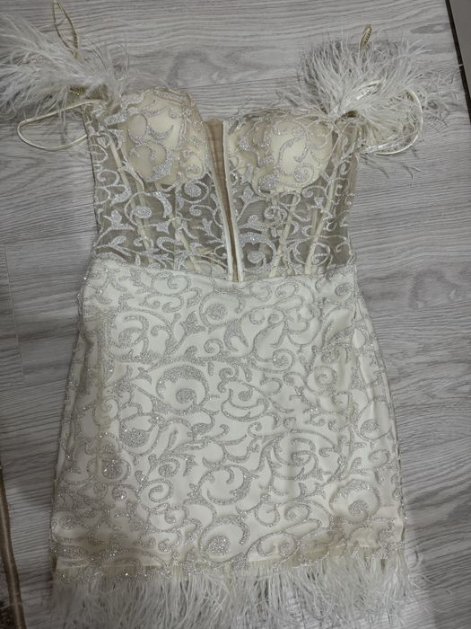 Официална рокля с пера