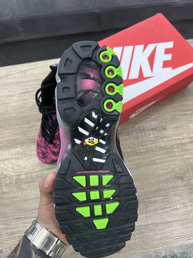 Nike Air Max Plus TN SE – Pink/Black Graphic Edition / Размер 44