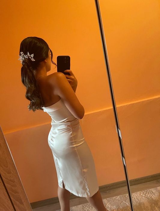 Бяла сатенена рокля с пера – размер XS/S