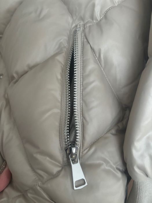 Дамско яке с лъщи пух и яка естествен косъм