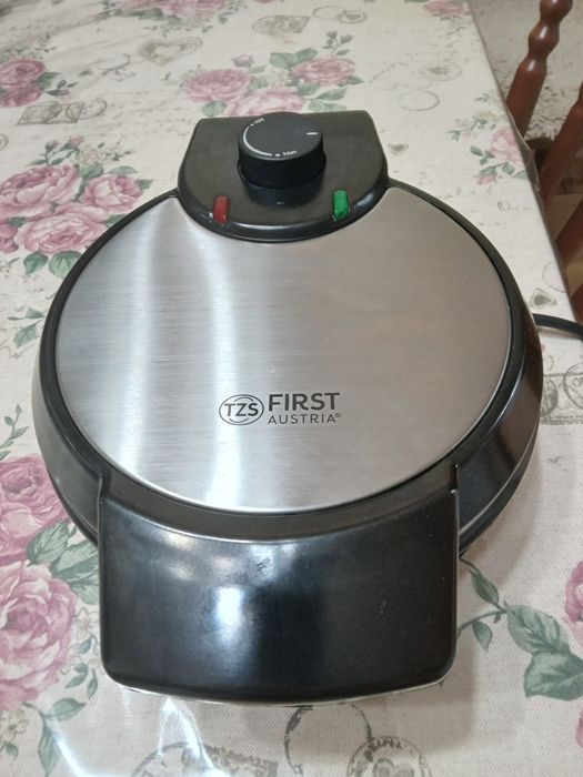 Продам электрическую вафельницу FIRST FA-5300-1