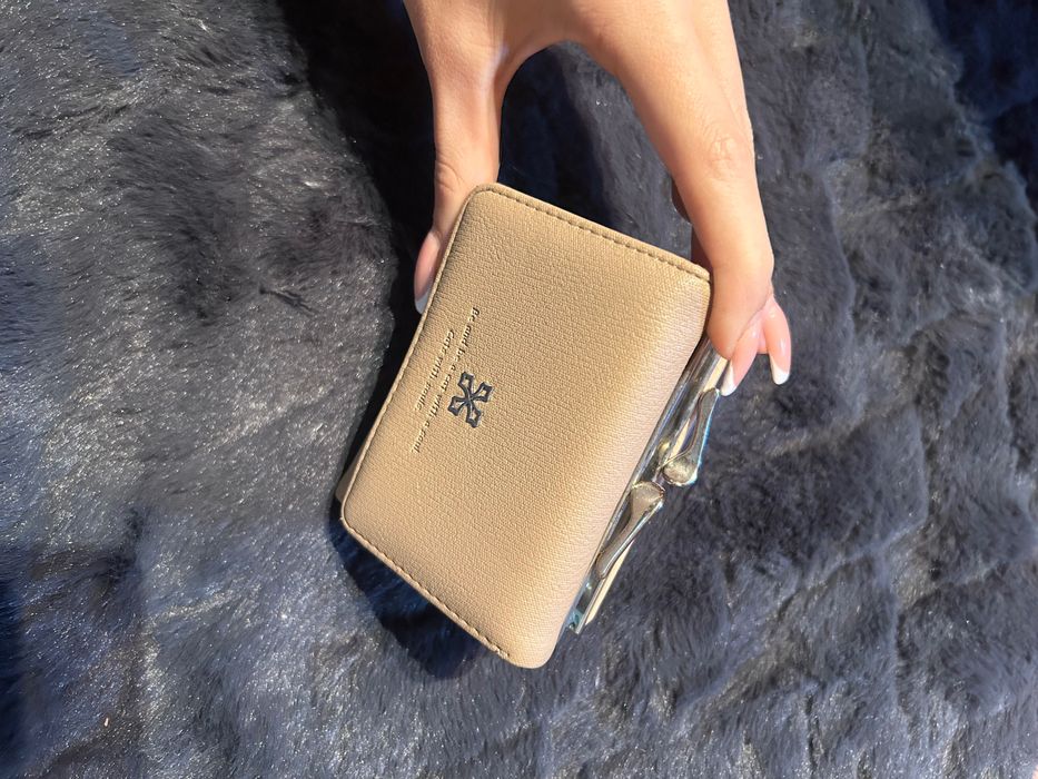 Портфейл чисто нов