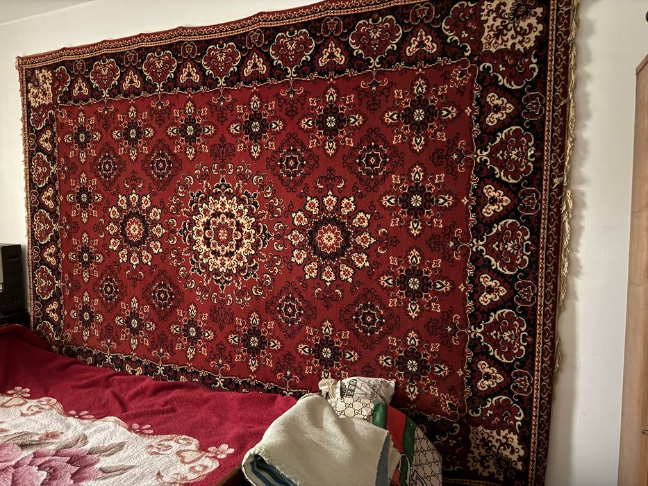 Кровать, шкаф , ковер