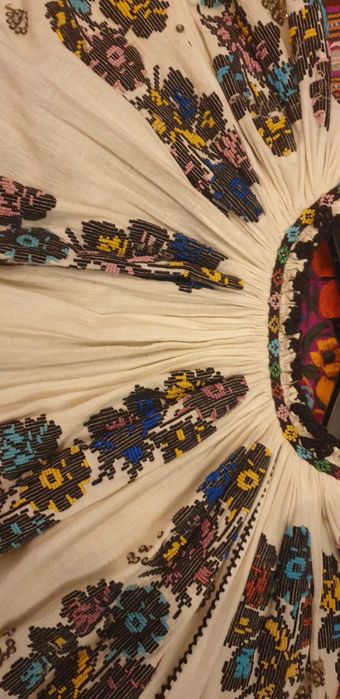 Ie tradițională brodata cu mărgele si paiete, model deosebit