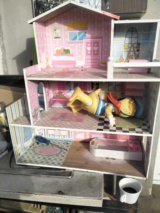 Casa de păpuși din lemn