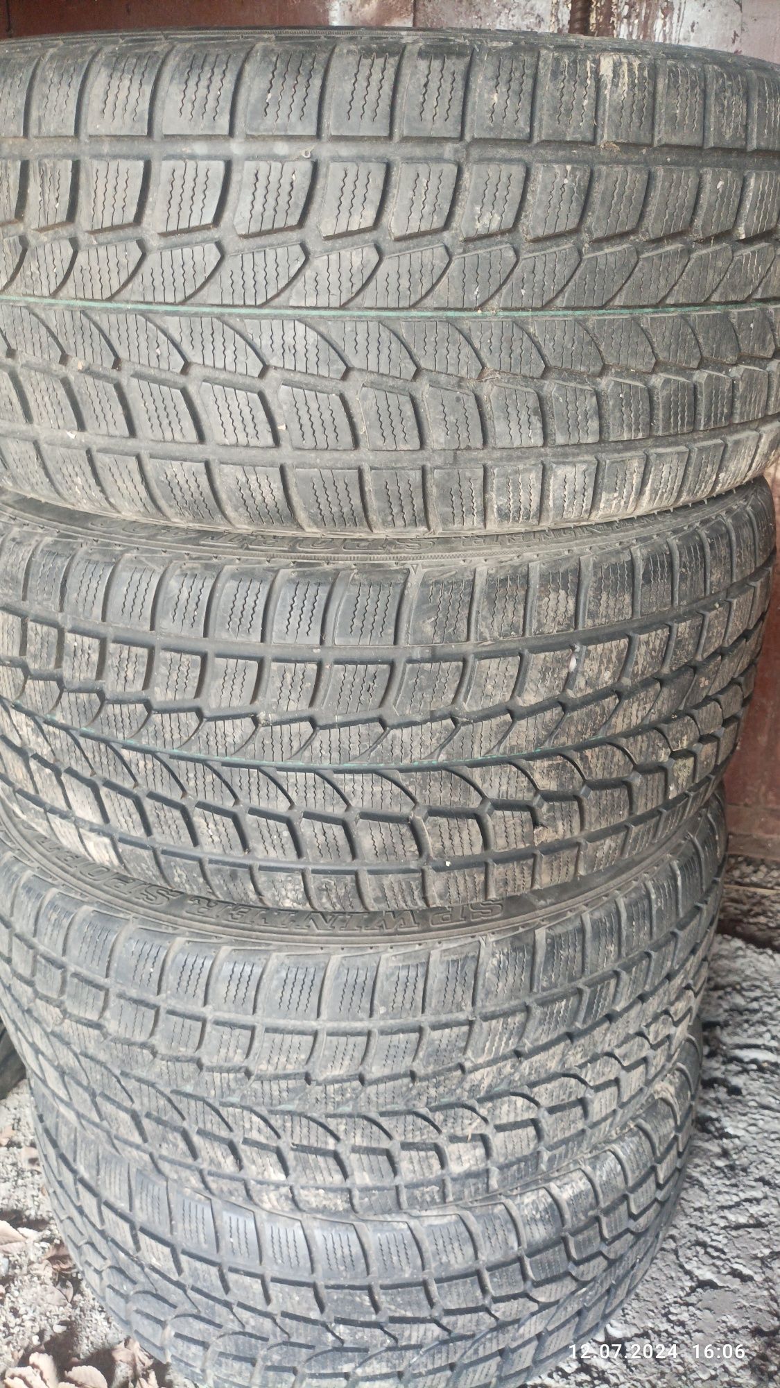 Срочно продам зимние шины R18 есть 3 комплект уточните