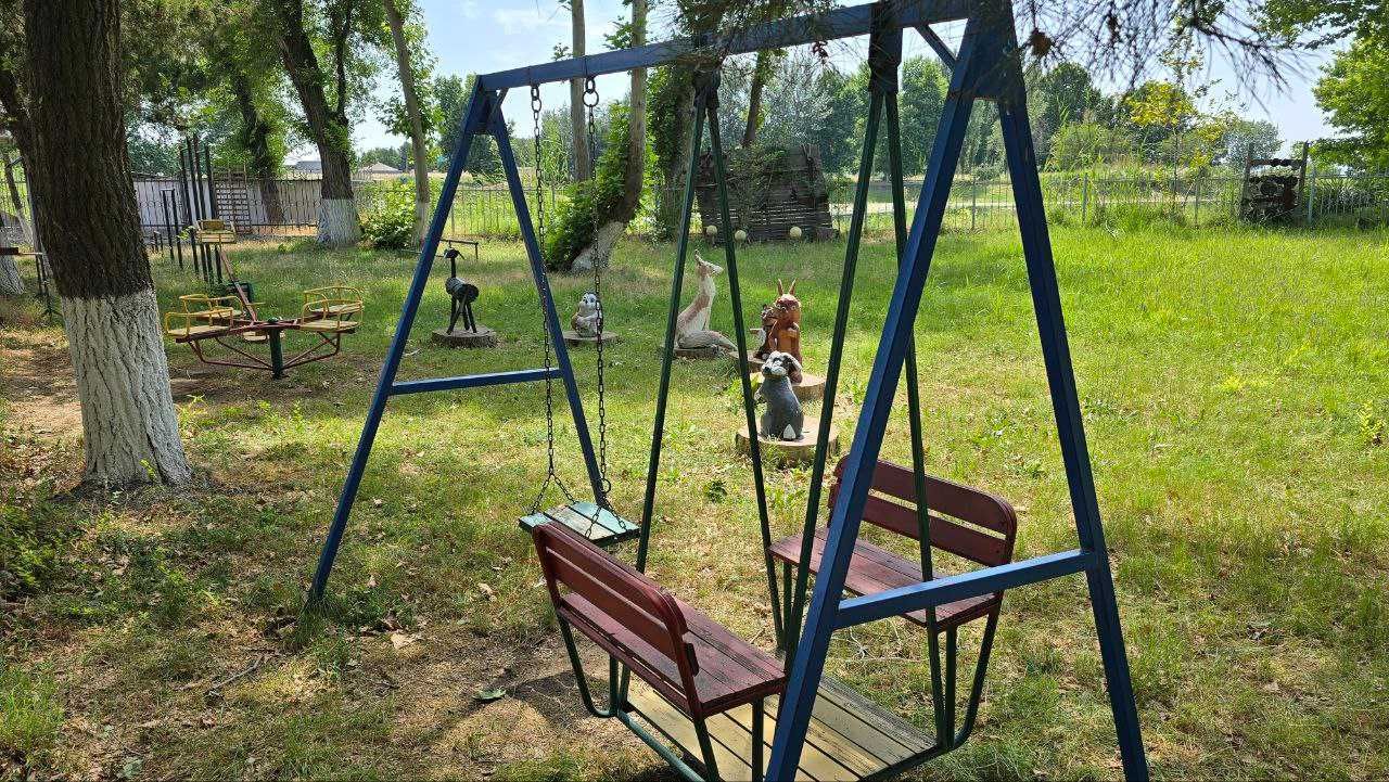 Топчаны, беседки и пикник на берегу Ташморе в зоне отдыха БРИЗ