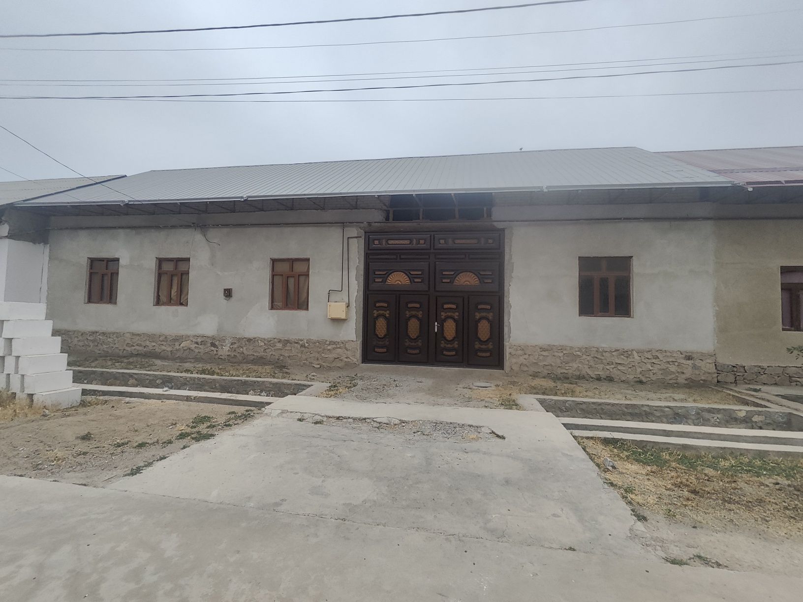 Narpayda navroz mahallada  tayyor hovli sotiladi.