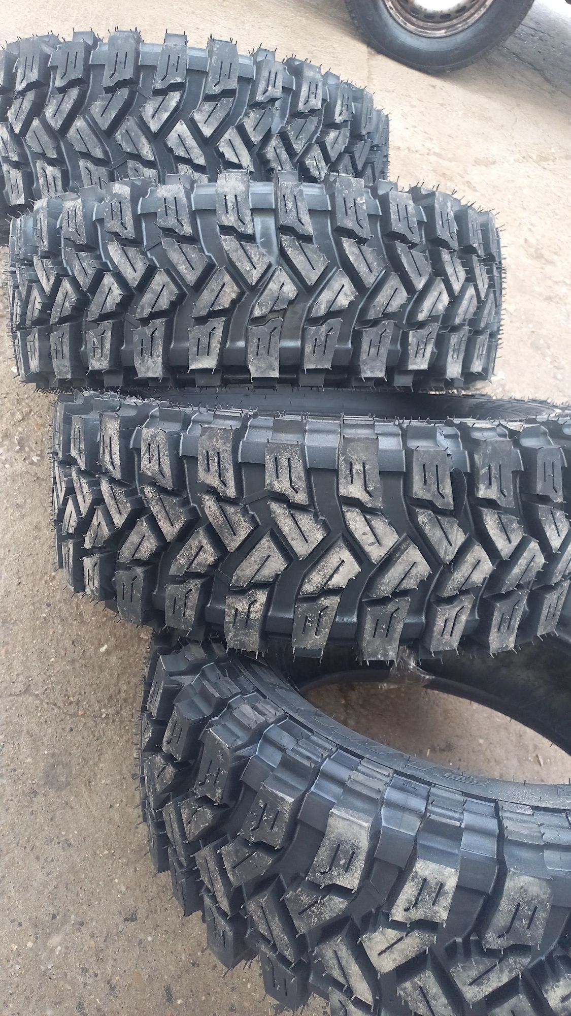 Anvelope off road  235/60R 16 .