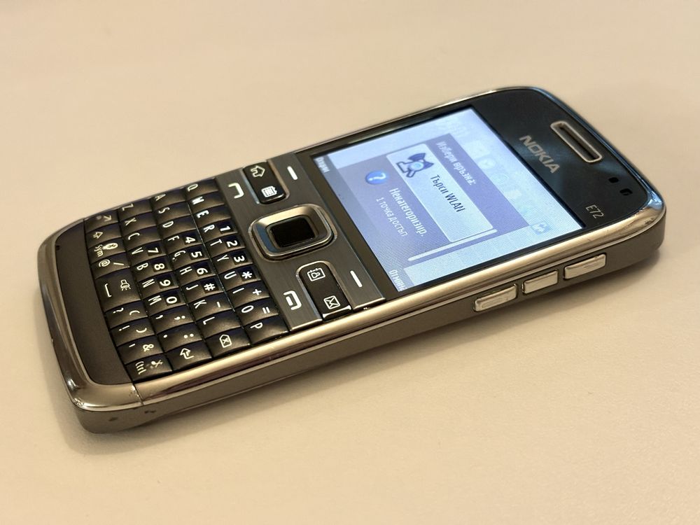 Телефон Nokia E72