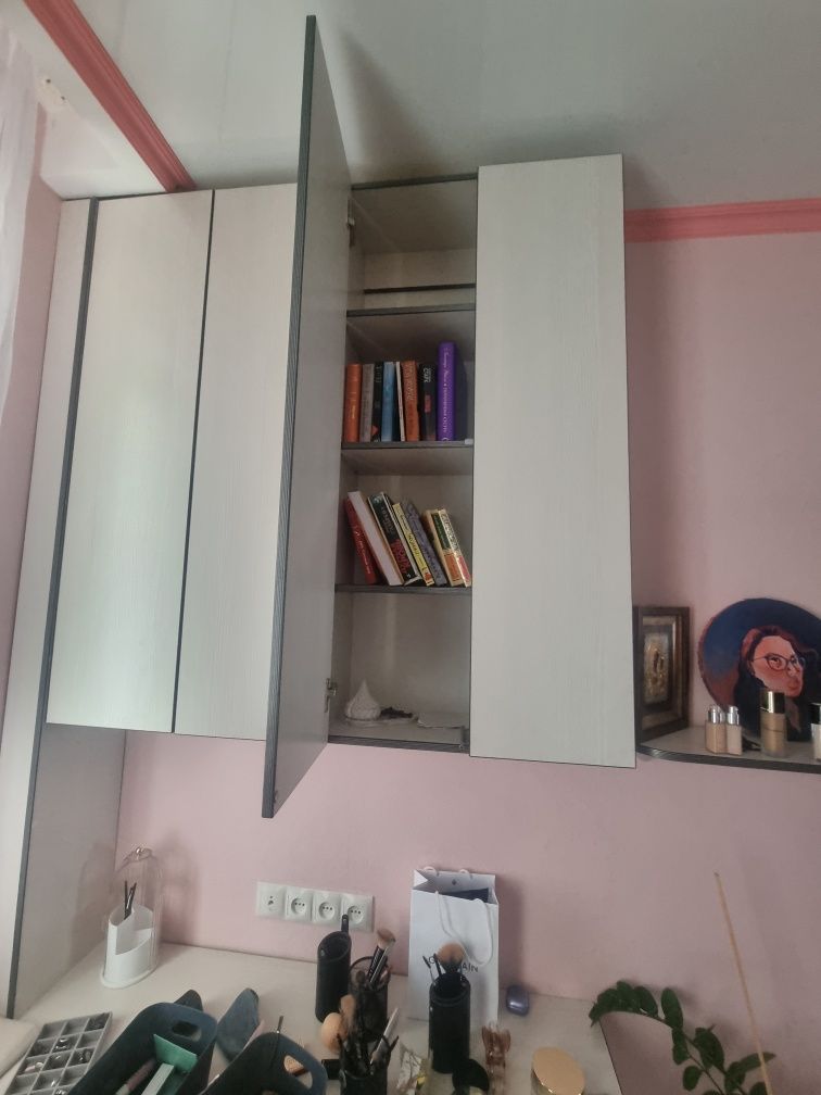 Продаётся стол и шкафы